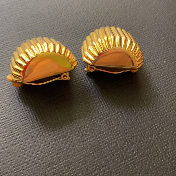 A Joan River’s Classic - Picture 4 of 6